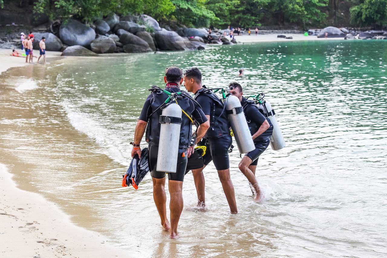 Paradise Beach Backpackers Hostel Patong Bagian luar foto